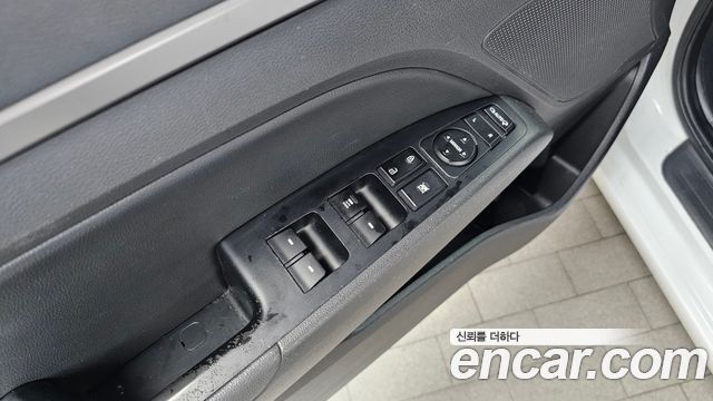 Hyundai AVANTE 2017 — photo 27
