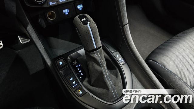 Hyundai Veloster 2022 — photo 12