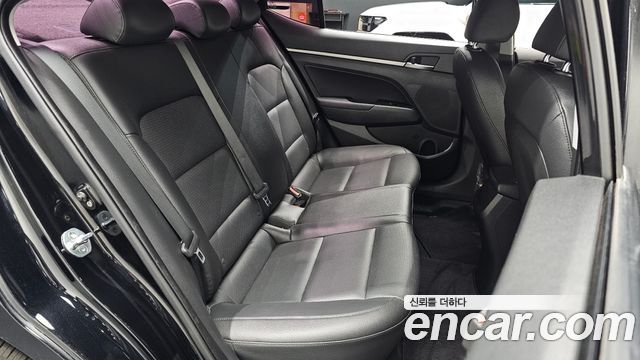 Hyundai AVANTE 2017 — photo 11