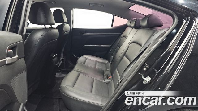 Hyundai AVANTE 2017 — photo 12