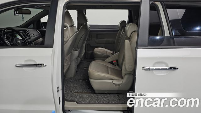 Kia Canival 2016 — photo 11