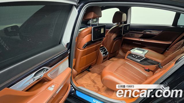 BMW 7-Series 2018 — photo 18