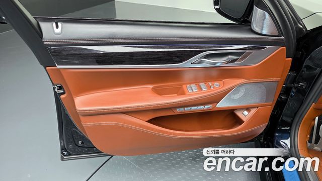 BMW 7-Series 2018 — photo 14