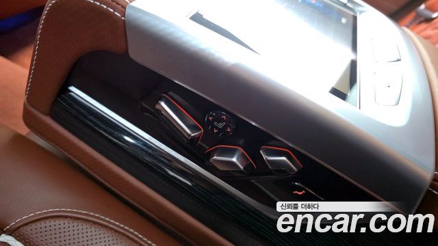 BMW 7-Series 2018 — photo 30