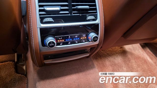 BMW 7-Series 2018 — photo 33