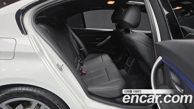 BMW 3-Series 2018 — photo 17