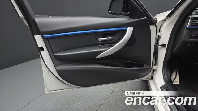 BMW 3-Series 2018 — photo 14