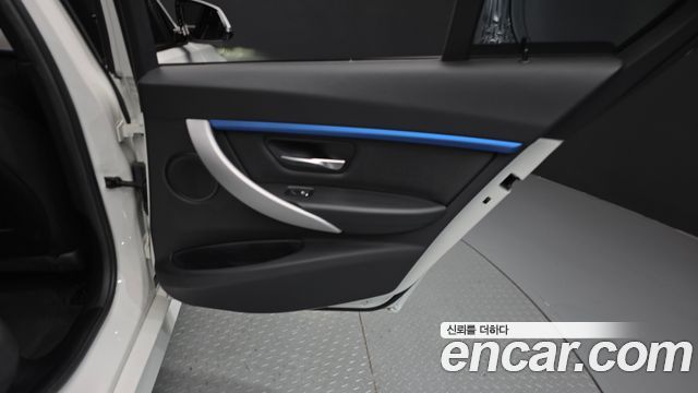 BMW 3-Series 2018 — photo 15