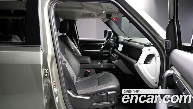 Land Rover Defender 2020 — photo 12