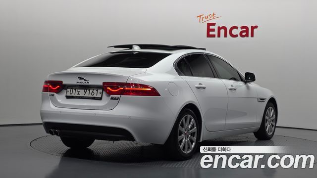 Jaguar XE 2017 — photo 2