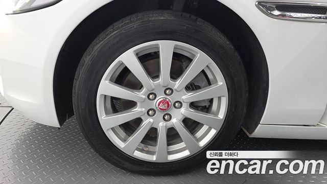 Jaguar XE 2017 — photo 5