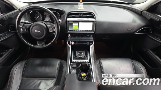 Jaguar XE 2017 — photo 7