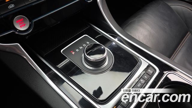 Jaguar XE 2017 — photo 9