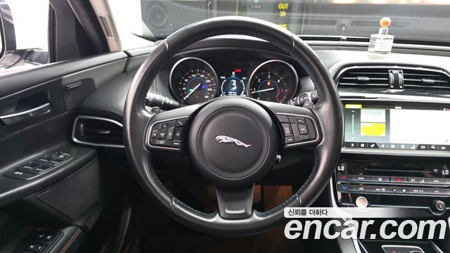 Jaguar XE 2017 — photo 13