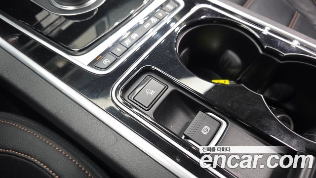 Jaguar XE 2017 — photo 18