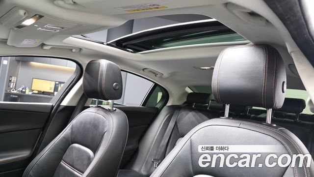 Jaguar XE 2017 — photo 19
