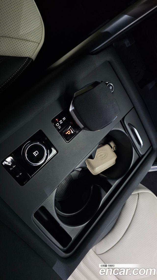 Land Rover Discovery 2023 — photo 12