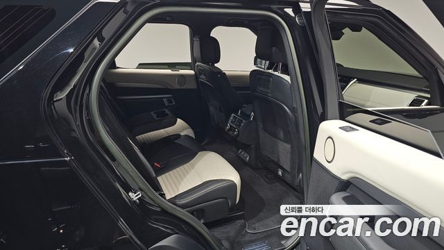 Land Rover Discovery 2023 — photo 17