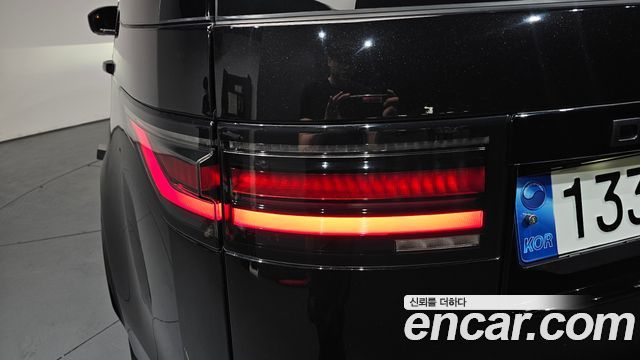 Land Rover Discovery 2023 — photo 9