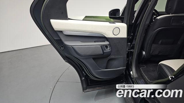Land Rover Discovery 2023 — photo 15