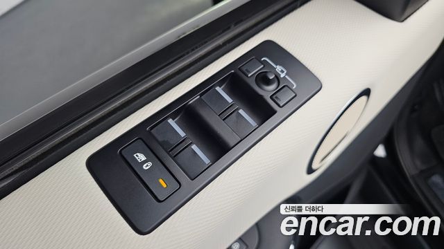 Land Rover Discovery 2023 — photo 35
