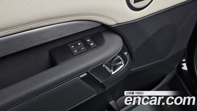 Land Rover Discovery 2023 — photo 36