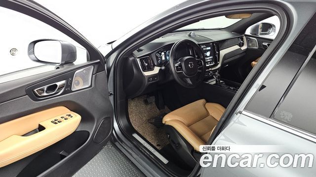 Volvo XC60 2018 — photo 10