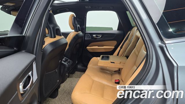 Volvo XC60 2018 — photo 13