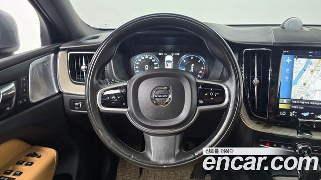 Volvo XC60 2018 — photo 14