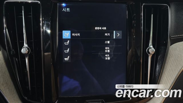 Volvo XC60 2018 — photo 16