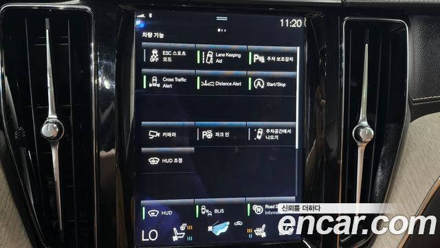 Volvo XC60 2018 — photo 17