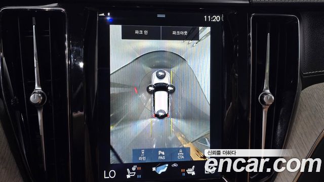 Volvo XC60 2018 — photo 18