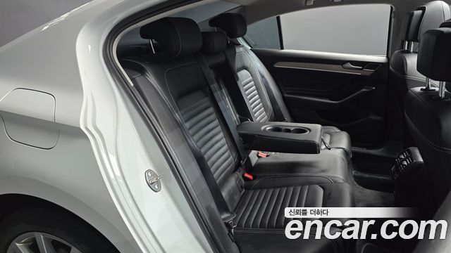 Volkswagen Passat 2021 — photo 17