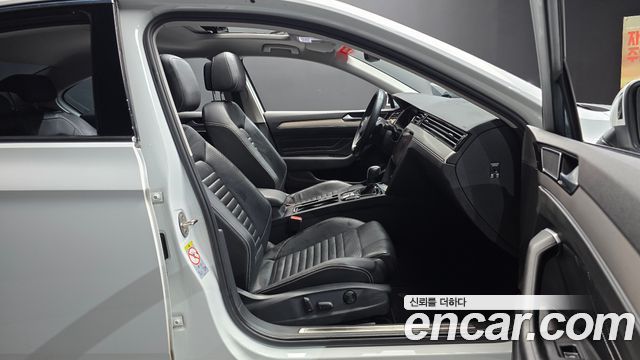 Volkswagen Passat 2021 — photo 16