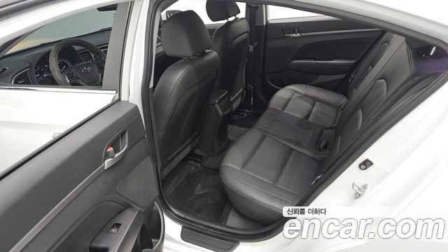 Hyundai AVANTE 2018 — photo 11