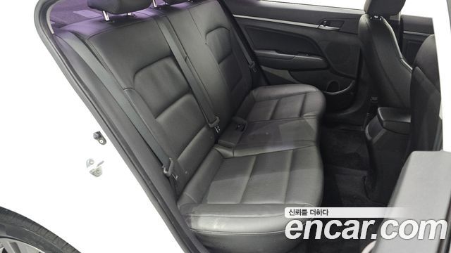 Hyundai AVANTE 2018 — photo 12