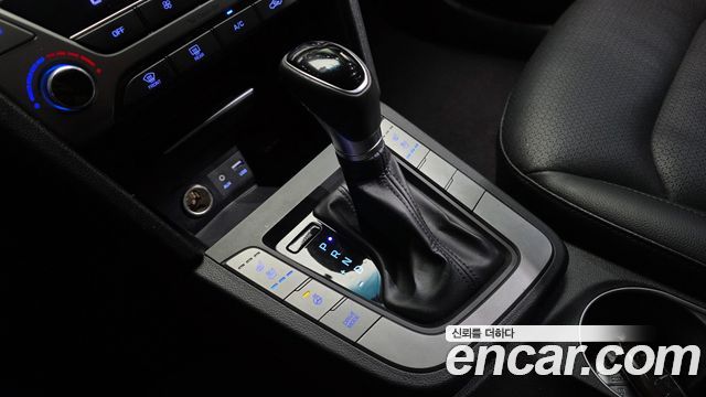 Hyundai AVANTE 2018 — photo 9