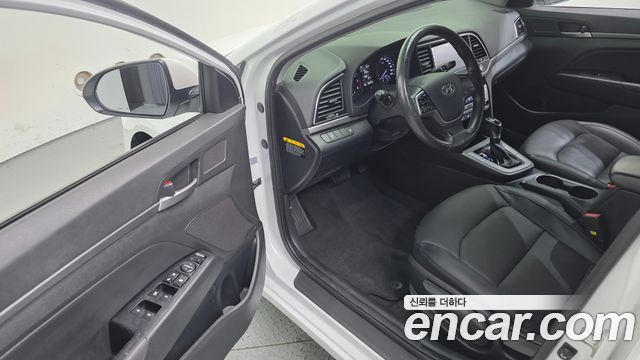 Hyundai AVANTE 2018 — photo 11