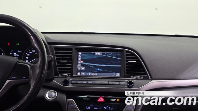 Hyundai AVANTE 2018 — photo 16
