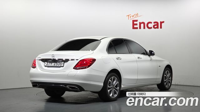 Mercedes-Benz C-Class 2018 — photo 2