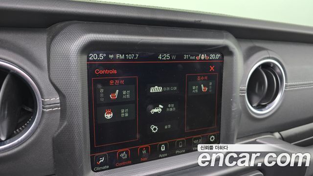 Jeep Wrangler 2022 — photo 21