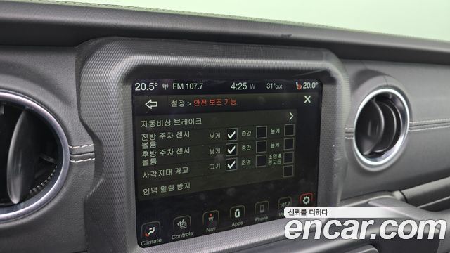 Jeep Wrangler 2022 — photo 25