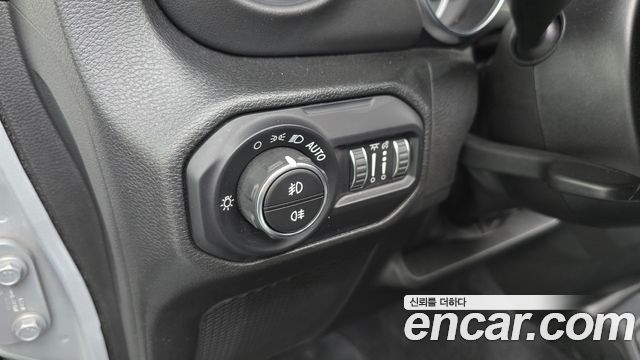 Jeep Wrangler 2022 — photo 35