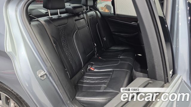 BMW 5-Series 2018 — photo 18