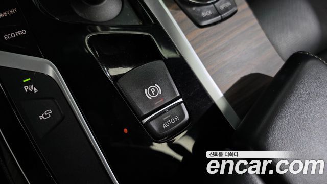 BMW 5-Series 2018 — photo 22