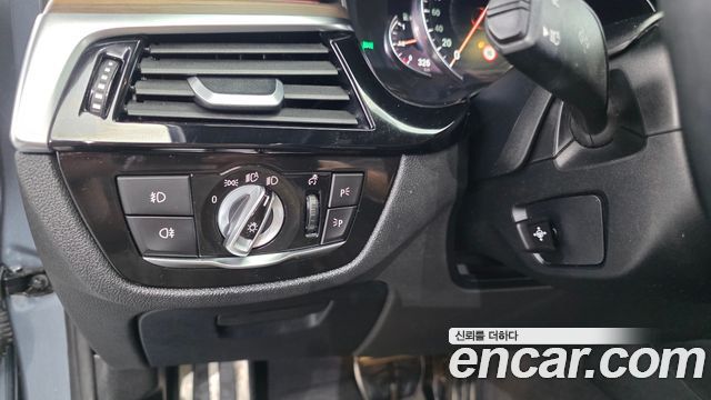 BMW 5-Series 2018 — photo 26