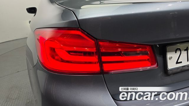 BMW 5-Series 2018 — photo 9