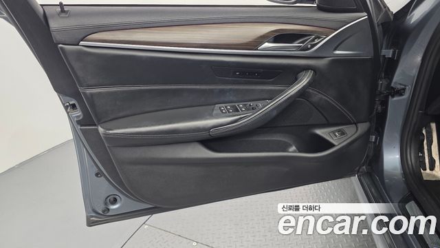 BMW 5-Series 2018 — photo 14