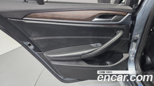 BMW 5-Series 2018 — photo 15