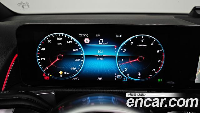 Mercedes-Benz GLB-Class 2023 — photo 11